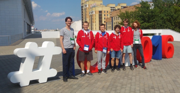 
Laget foran IOI2016 logoen. Fra venstre: David Narum (leder), Herman
Sletmoen, Daniel Tobias Johansen Langhoff, Mathias Chunnoo, Thomas Lund
Mathisen, Arne Lyngstad Sund (leder)
