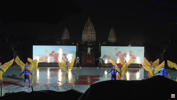 Danseforestilling med Prambanan i bekgrunnen.